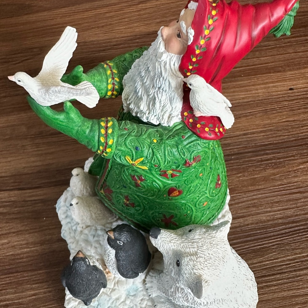 Vintage 1996 Lenox Santa's Gift of Peace figurine, designed by Lynn Bywaters - Picture 5 of 9